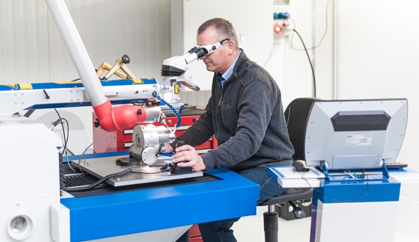 Laserschweißer an Lasergerät