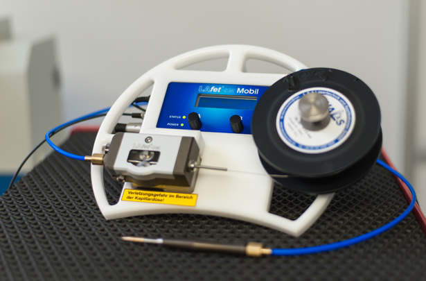 Ansicht des Laserdrahtvorschubsystems LAfet-SM-mobil mit einer Spule Laserschweißdraht.
