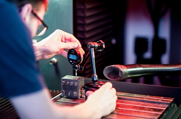 Schweißer prüft Tiefe der Lasergravur.