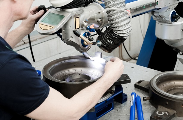 Rundes Bauteil wird mit Laser geschweisst.