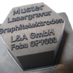 Lasergravur auf Graphitelektrode.