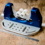 Der Rollenbock (Spannvorrichtung für Rundteile) ist handlich und leicht von einem zum anderen Arbeitsplatz transportierbar.