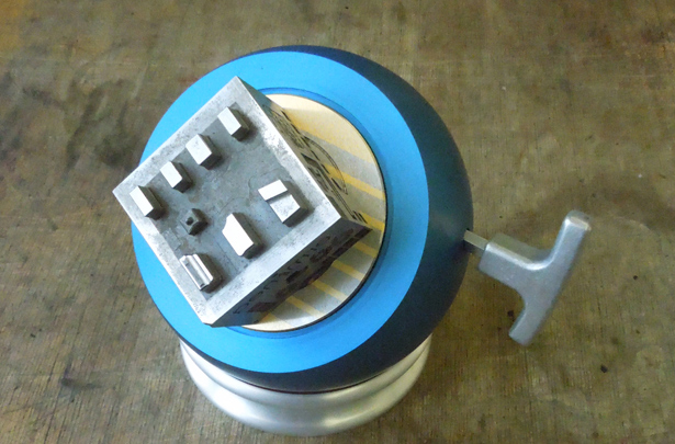 Blaue Magnetspannkugel mit aufgespanntem Werkstück