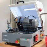Präzisionstrennmaschine vom Typ Metacut 302 mit geöffnetem Schutzdeckel; die Maschine dient dem exakten Trennen von Werkstoffproben für die weitere Analyse.