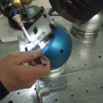Die Magnetspannkugel ist beliebig schwenkbar, bei sicherem Halt des Bauteils.